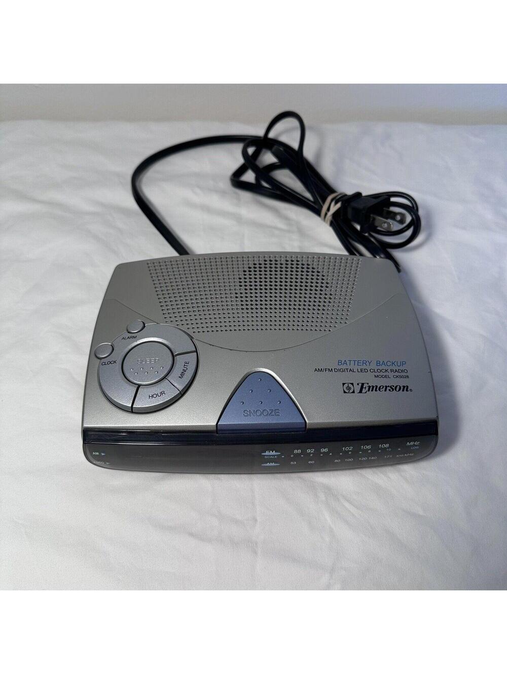 Emerson Alarm Clock AM/FM Radio With Snooze Model CK5028 Works Great!